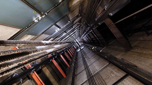 bakida-yasayis-binasinda-qorxulu-anlar-lift-qirildi-yaralananlar-var-1705423888