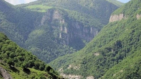 gece-saatlarinda-xocali-mesesinden-gelen-sesler-esgerleri-soka-saldi-anbaan-video-1715147458