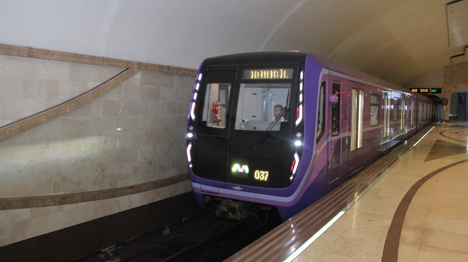 Metroda qatarda problem yarandı - Sərnişinlər düşürüldü