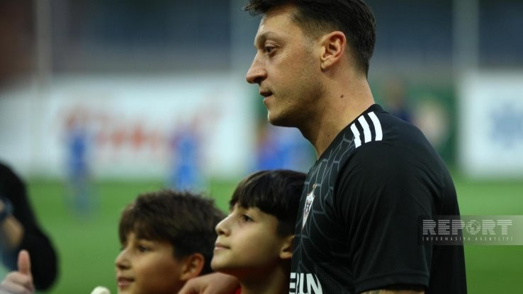 mesut-ozil-bakida-usaqlarla-futbol-oynayib-fotoreportaj-1728656627