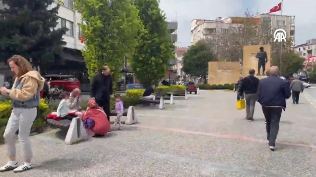 butun-istanbul-tesvisde-telefonlar-islemir-insanlar-kucelere-axisdi-foto-1745407416