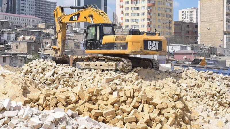 bu-erazide-binalar-sokuleceksakinler-pul-alacaq-video-1745383794