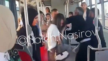 bakubusda-ata-qizini-doydu-videonbsp-1747813322