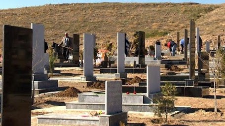ilahiyyatcidan-qalmaqalli-aciqlama-qebirleri-bezekli-mermerli-luks-formada-1748436148
