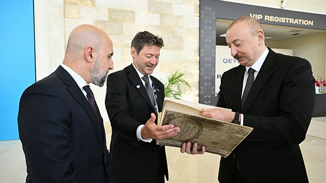 prezidente-o-kitab-hediyye-edildi-foto-1748887712