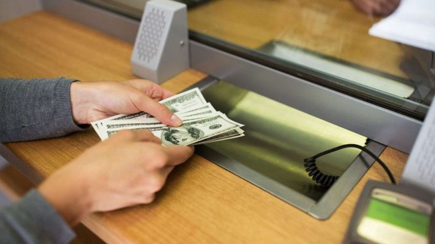 azerbaycanda-dollarin-mezennesi-ile-bagli-vacib-melmat-1750312566
