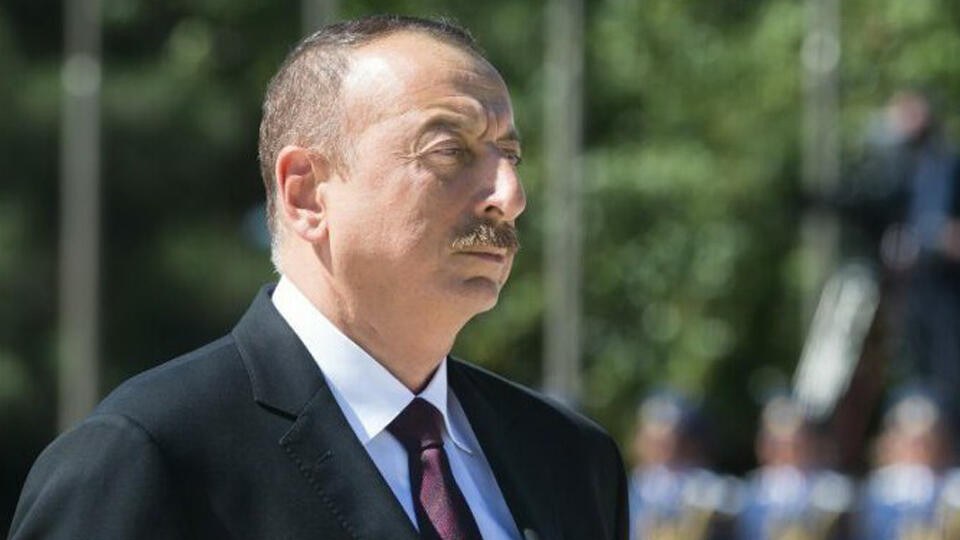 prezident-ilham-eliyev-yevlax-seherinde-umummilli-lider-heyder-eliyevin-abidesini-ziyaret-edibnbsp-1750665530